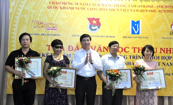 Sáng tác văn học góp phần giáo dục thế hệ trẻ
